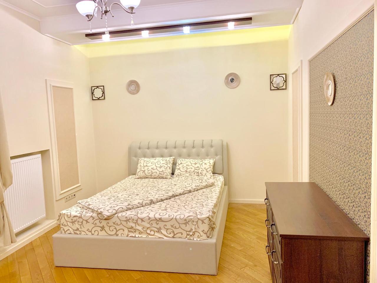 Two-Bedroom On Lesi Ukrainky Лвив Екстериор снимка