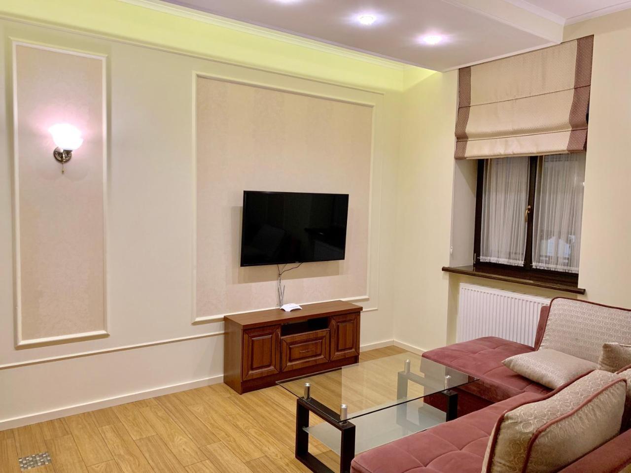 Two-Bedroom On Lesi Ukrainky Лвив Екстериор снимка