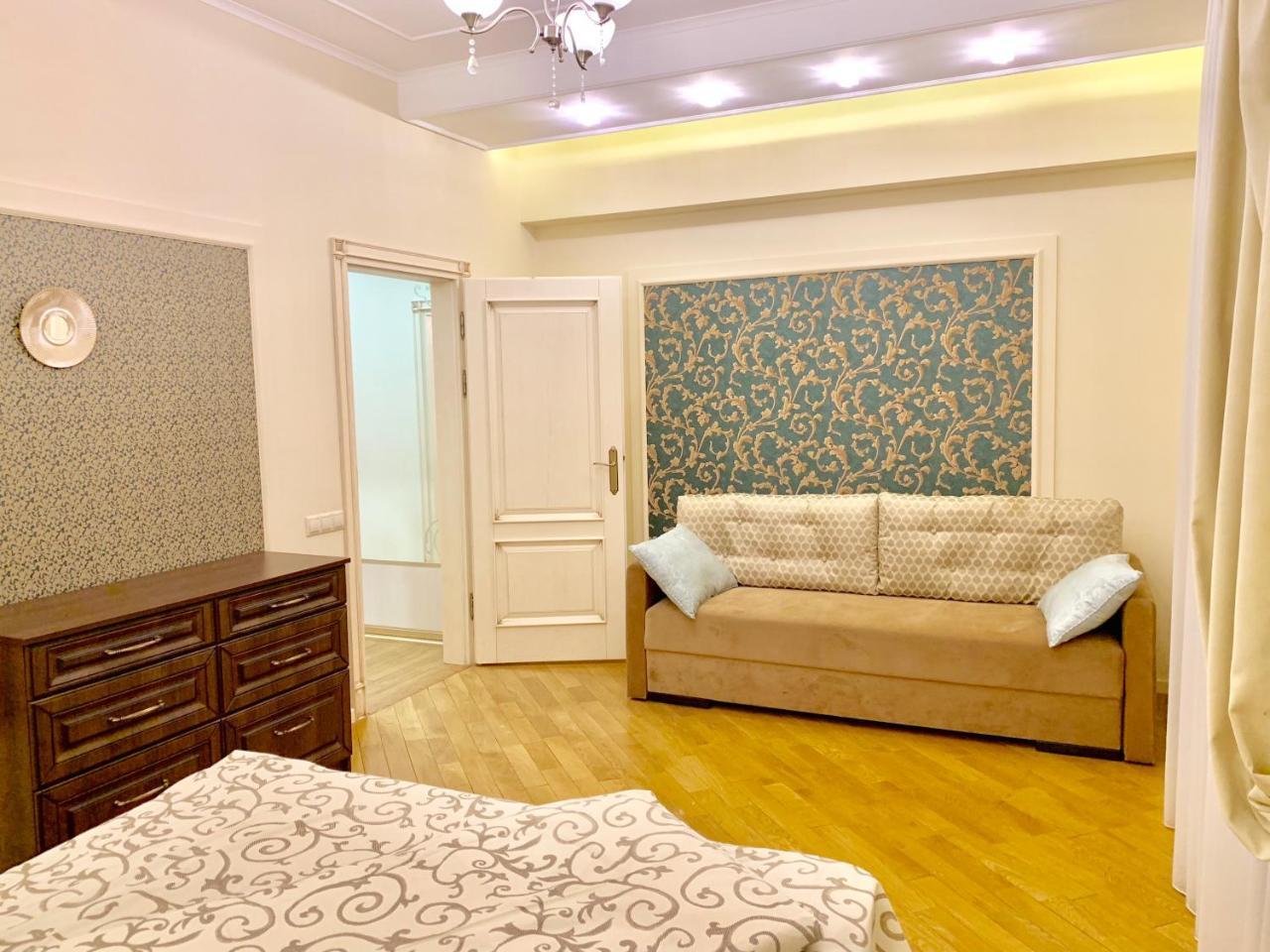 Two-Bedroom On Lesi Ukrainky Лвив Екстериор снимка
